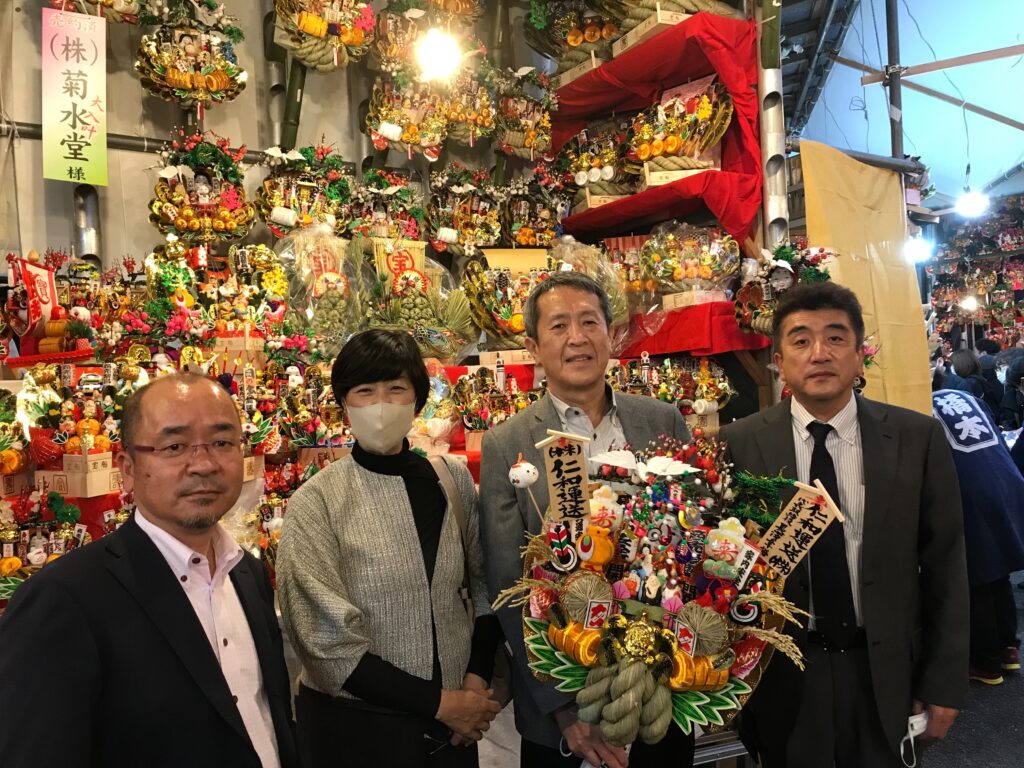 今年も東京浅草鷲神社一の酉にて、縁起物で「商売繁盛」の熊手を購入